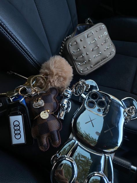 Car Keychain Ideas, Girly Car Accessories, Purse Essentials, Girly Car, Rich Girl Lifestyle, Case Aesthetic, Luxury Lifestyle Dreams, Girly Accessories, Future Lifestyle