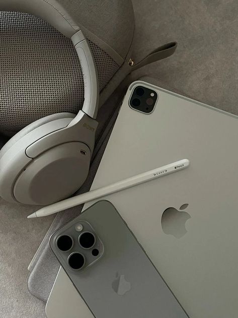 Iphone Products Aesthetic, Ipad Pro Silver Aesthetic, Apple Things Aesthetic, Iphone And Ipad Aesthetic, Ipad Iphone Aesthetic, Iphone Pro Aesthetic, Ipad 11 Pro Aesthetic, Go Pro Aesthetic, Iphone 15 Titanium