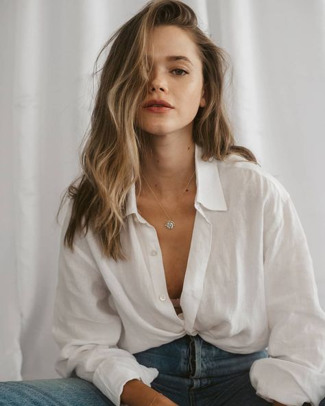 White Shirt And Jeans Outfit Photoshoot Studio, Valeria Lipovetsky Hair, Cosy Photoshoot, Boho Studio Photoshoot, Business Shooting, Boho Studio, Shooting Studio, Studio Headshots, Jewellery Photography Inspiration