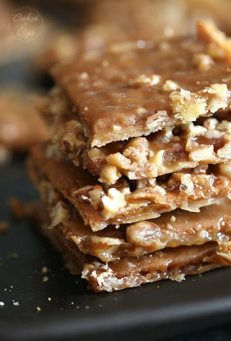 Praline Crack using graham crackers | Cookies and Cups Z Cracker Toffee Recipe, Cracked Cookies, Graham Cracker Toffee, Easy Christmas Candy Recipes, Praline Recipe, Graham Cracker Recipes, Graham Cracker Cookies, Cracker Candy, Homemade Toffee