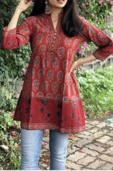 Short Kurti Designs, Kurti With Jeans, Plain Kurti, Cotton Short Tops, Simple Kurta, Outfit Indian, Cotton Tops Designs, Simple Kurti, Stylish Kurtis Design