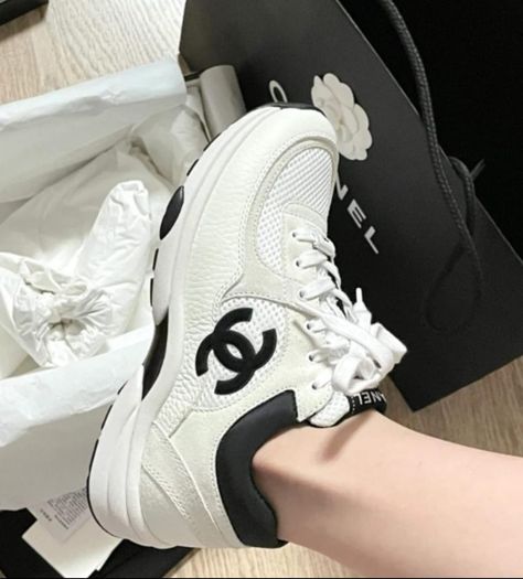 Chanel Sport, Black And White Trainers, Skiing Outfit, White Trainers, Trainers Women, Air Max Sneakers, Nike Air Max, Sneakers Nike, Slippers