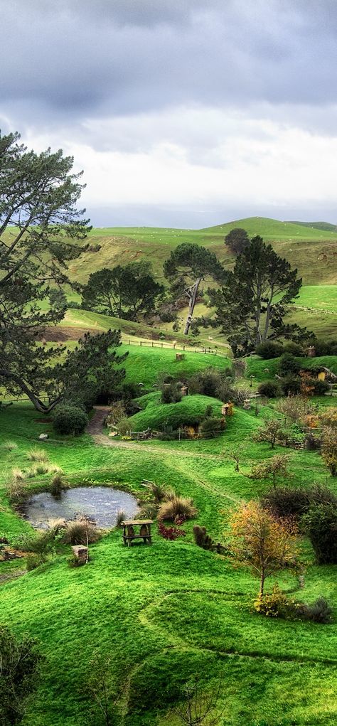 Hobbiton - New Zealand - The Real Middle Earth The Hobbit Landscape, Hobbit New Zealand, New Zealand Hobbiton, Middle Earth Landscape, Middle Earth Wallpaper, Middle Earth Aesthetic, Hobbiton New Zealand, New Zealand Landscape, Holiday Travel Destinations