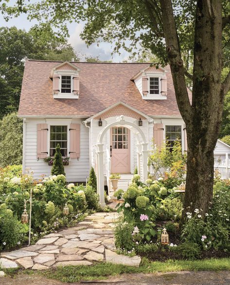 Pink Cottage House Exterior, Charming Exterior Homes, Blush Exterior House, 1940s Cottage Exterior, Shabby Chic House Exterior, Cottage Exterior Ideas, Cottage Home Exterior, Exterior Paint Ideas, Pink House Exterior