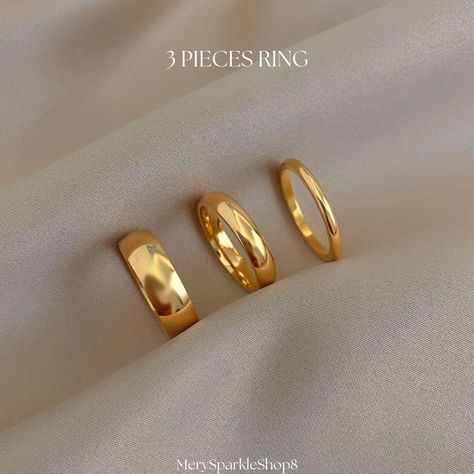 ♡  3-PİECE * STACKİNG * GOLD RİNG * SET  ♡ Embrace the allure of sophistication and versatility with our Delicate Stackable Gold Rings. This exquisite 3-Piece Minimalist Stacking Set is meticulously crafted from high-quality gold-filled material, ensuring both durability and a timeless shine. Whether you're attending a special event or simply enhancing your everyday elegance, these rings provide the perfect finishing touch. Ideal for mixing and matching, they effortlessly allow you to showcase your unique style. Searching for the perfect gift? These rings make an impeccable Birthday Gift for a Friend, a heartfelt present for someone special, or a luxurious treat for yourself. Celebrate life's special moments with jewelry that reflects timeless beauty and personal significance. Product Deta Classic Gold Rings, خواتم خطوبة, Trendy Ring, Knuckle Rings, Circle Ring, Everyday Rings, Ring Crafts, Finger Rings, Men's Jewelry Rings