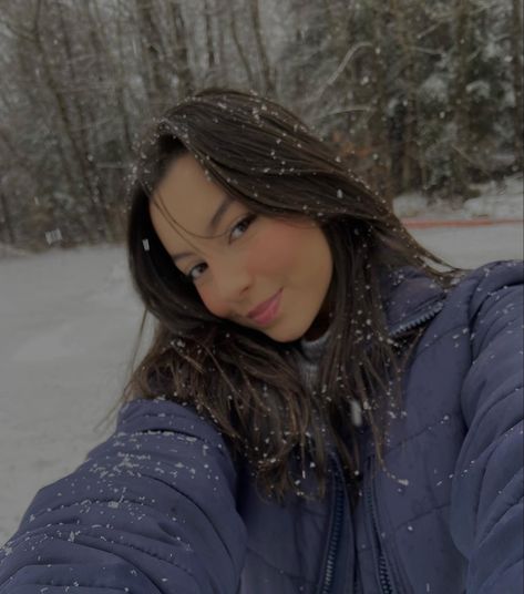 Snow Selfies Ideas, Snow Selfies, Snow Inspiration, Snow Selfie, Winter Portraits Photography, Snow Vibes, Snow Night, Winter Portraits, Selfie Pose