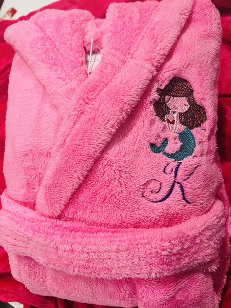 30% off Sitewide w/Free UPS Ground Shipping! Make bath time, bedtime, and lounging extra special with our Kids Fleece Robes 
#hoodedrobe #redrobe #kidshoodedrobe #girlsbathrobe #kidsbathrobe #monogrammedrobe #boysbathrobe #christmasgifts #customrobe Turkey Handprint, Monogram Kids, Custom Robes, Kids Robes, Fleece Robe, Hooded Robe, Bath Girls, Kids Fleece, Kids Bath