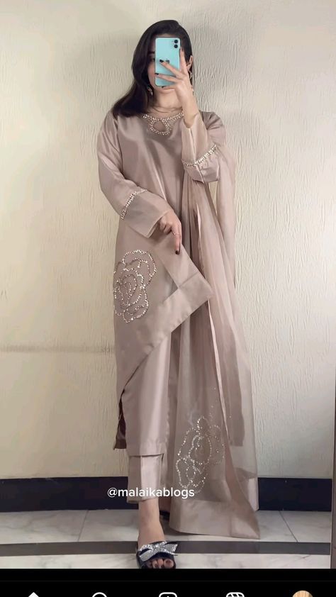 party wear outfits Suit Designs For Farewell, Pakistani Stylish Suits, Pakistani Classy Outfits, Silk Wedding Dress Pakistani, Silk Suit Designs Pakistani, Farewell Dress Ideas Pakistani, Silk Dress Ideas Pakistani, Silk Pakistani Suits, Silk Pakistani Dress