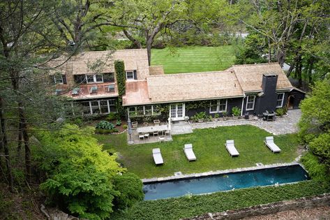 Surrounded by lush greenery, the former hunting lodge was the first dwelling to be built in Tuxedo Park. Staircase Outdoor, Tuxedo Park, Blush Walls, Farmhouse Scandinavian, Cedar Roof, Dwell Magazine, Beauty Entrepreneur, Hunting Lodge, Front Lawn