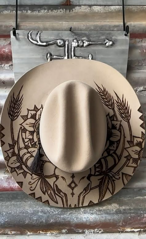 Decorate Hats Diy, Wood Burning Felt Hats, Wood Burn Hat Design, Painted Cowboy Hats Diy, Burned Hat Design Ideas, Burning Hats Diy, Diy Cowgirl Hats, Wood Burned Hats, Burned Cowboy Hats