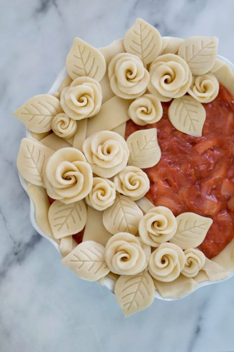 Rose Crusted Strawberry Rhubarb Pie - A Little Honey And Hive Neopolitan Cake, Creative Pie Crust, Fancy Pie Crust, Pie Crust Art, Beautiful Pie Crusts, Creative Pies, Decorative Pie Crust, Rose Strawberry, Pie Crust From Scratch