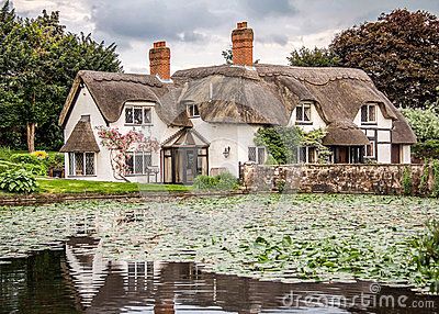 An English country cottage, complete with Roses and a pond which reflects the cottage British House Exterior, Old English Country House, British Farmhouse, Country House Aesthetic, Old English House, Old English Cottage, British Homes, British Cottage, English Farmhouse