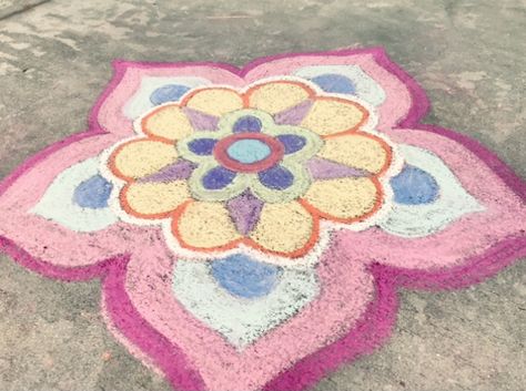 i tried the mandala w/ sidewalk chalk trend! Trippy Sidewalk Chalk, Chalk Mandala Sidewalks, Mandala Chalk Art, Chalk Mandala, Cute Chalk Art, Chalk Rangoli, Chalk Ideas, Sidewalk Chalk Art, Rangoli Ideas