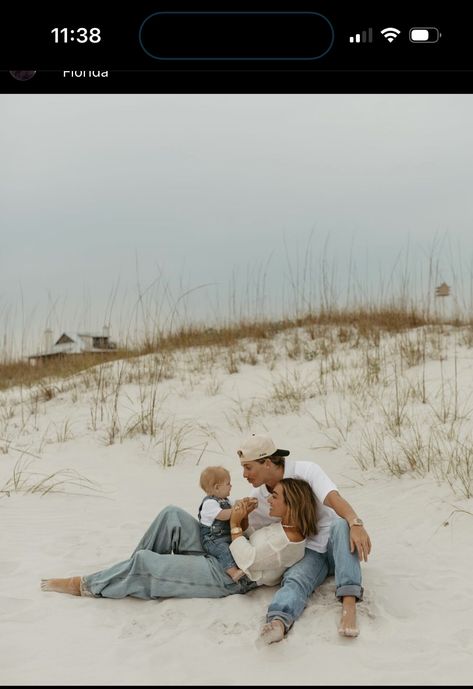 1st Birthday Beach Photoshoot, Beach Christmas Card Photo, Sarah Kane, Beach Christmas Card, Beach Photography Family, Family Photos With Baby, Photoshoot Beach, Announcement Photos, Baby Announcement Photos