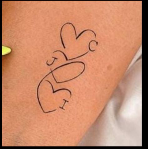 Tattoos Country, Simple Couples Tattoos, Simbols Tattoo, Couples Tattoos, Tiny Wrist Tattoos, Mom Tattoo Designs, Tattoos With Kids Names, Mommy Tattoos, Tasteful Tattoos