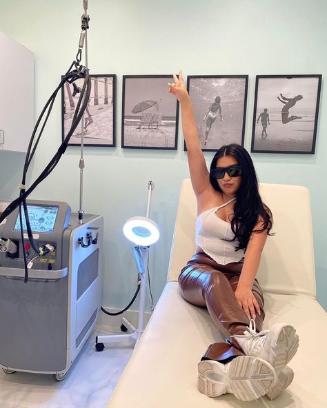 Laser Technician Aesthetic, Clinic Photoshoot, Brazilian Wax At Home, Laser Technician, Laser Depilation, Beauty School Cosmetology, All Hair Colors, Esthetician Inspiration, Laser Clinic