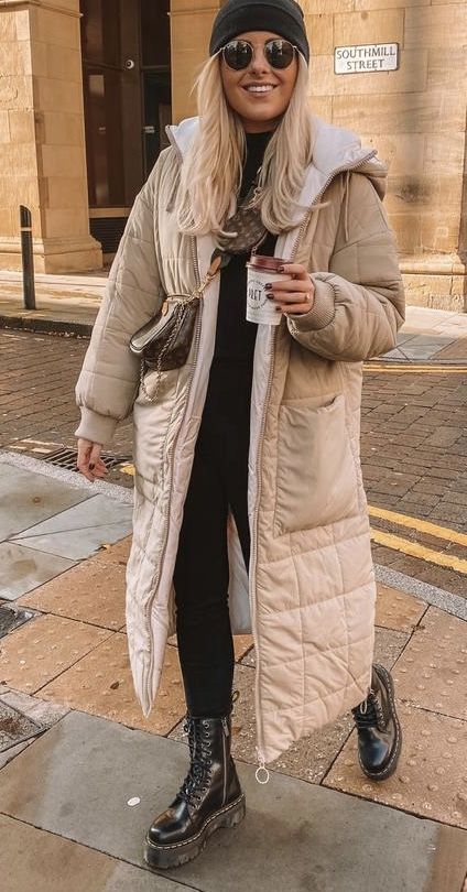 Beige Long Puffer Jacket Outfit, Long Tan Puffer Jacket Outfit, Beige Puffer Coat Outfit, White Puffy Jacket Outfit, Long Puffer Outfit, Cream Puffer Jacket Outfit, Beige Puffer Jacket Outfit, Beige Winter Jacket, Long Puffer Coat Outfit