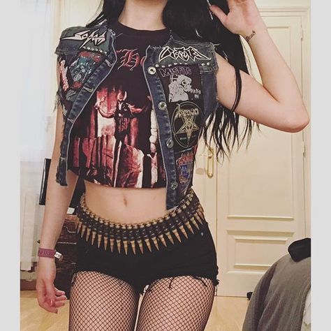 Thrasher girl. Metalhead Girl Outfits, Metal Outfit, Metalhead Girl, Jacket Outfit Women, Hand Bags For Women, Battle Jacket, Rock Outfits, Women Shoulder Bag, Top Handle Bags