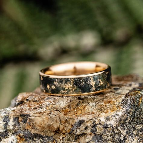 Mens Jade And Gold Ring, Lord Of The Rings Wedding Ring Men, Mens Wedding Rings Moss Agate, Men Wedding Rings Unique, Unique Rings Men, Unique Mens Jewelry, Unusual Wedding Rings Men, Moss Agate Ring For Men, Queer Wedding Rings