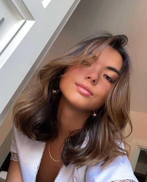 Mid Short Wavy Hair, Short Caramel Hair, Haircut Ideas For Thick Hair, Collar Bone Hair, Haircut Summer, Collarbone Length Hair, Hair Spring, Hair Doo, Haircut Inspo