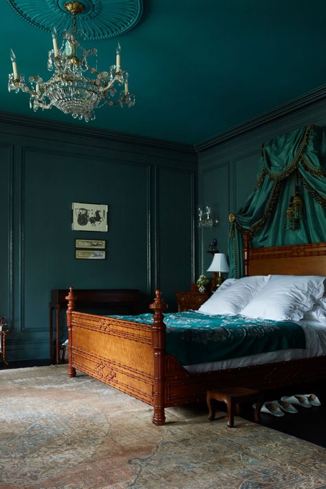 An Emerald Bedroom - HouseBeautiful.com Emerald Bedroom, Dark Teal Bedroom, Jewel Tone Bedroom, Emerald Green Bedrooms, Green Bedroom Walls, Dark Green Walls, Teal Bedroom, Dark Bedroom, Green Rooms