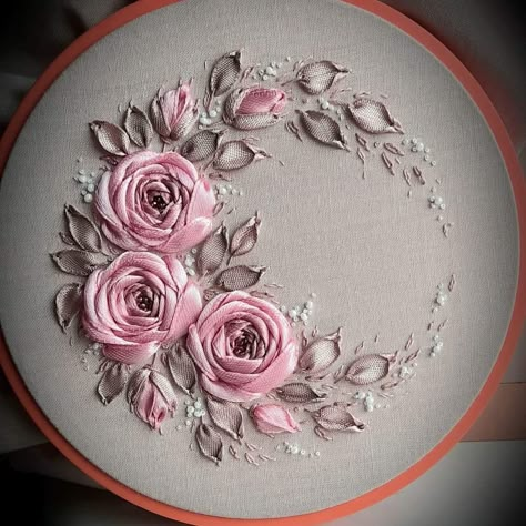 Silk Ribbon Embroidery Tutorial, Sulaman Pita, Silk Ribbon Embroidery Patterns, Diy Lace Ribbon Flowers, Ribbon Embroidery Kit, Simple Hand Embroidery Patterns, Ribbon Embroidery Tutorial, Diy Embroidery Patterns, Hand Embroidery Tutorial