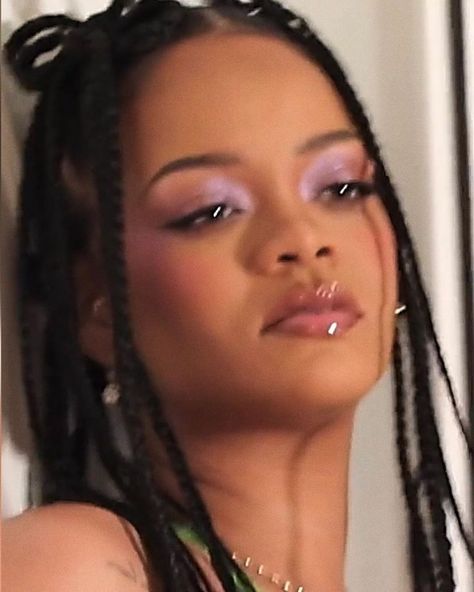 Rihanna Fenty Beauty Rihanna Looks, Rihanna Fenty, Pretty Makeup, Cute Makeup, Aesthetic Makeup, Makeup Inspo, Pretty Face, Skin Makeup, Maquillaje De Ojos