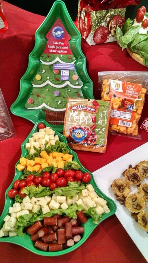 Cheese platters in Christmas bowls Christmas Tree Cheese, Shaped Cake Pans, Leaf Lettuce, Shaped Cake, Veggie Tray, Christmas Brunch, 75th Birthday, Xmas Food, Holiday Appetizers