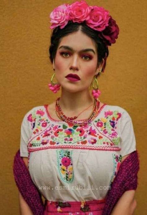 Mexican Style Clothing, Freida Kahlo, Mexican Halloween, Crown Diy, Frida Kahlo Style, Flowers Crown, Diy Flower Crown, Mexican Fashion, Diy Crown