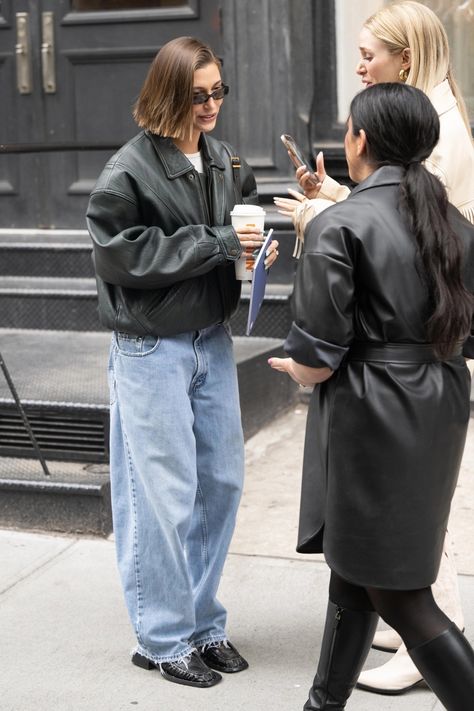 Job Clothes, Celebrity Casual Outfits, Stylish Fall Outfits, Leather Jacket Style, 90s Fashion Outfits, Leather Jacket Outfits, Looks Street Style, 가을 패션, Hailey Bieber