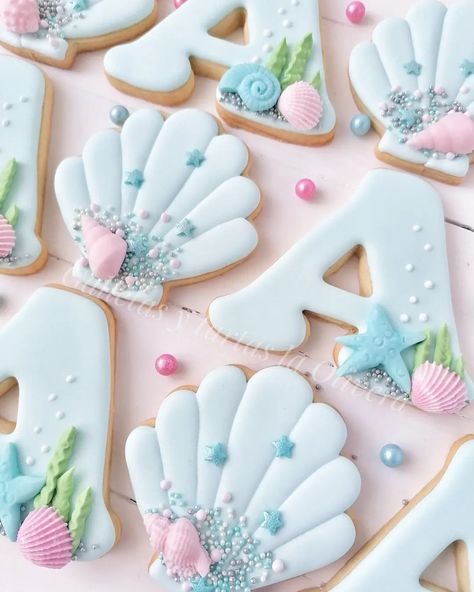 Mermaid Birthday Party Food, Sea Cookies, Royal Icing Cookies Recipe, Mermaid Cookies, Pink Cookies, Sea Cakes, Party Sweets, Beach Cakes, Cake Decorating With Fondant