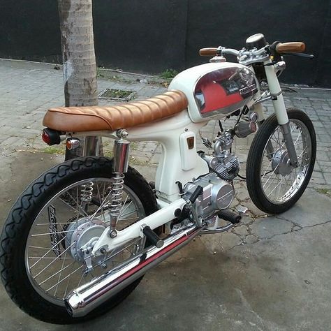 Credit from @setengahmati07 Motard Bikes, Wooden Truck Bedding, Honda S90, Vintage Honda Motorcycles, Suzuki Cafe Racer, Honda Scrambler, Custom Built Motorcycles, Cafe Racer Design, Honda Super Cub