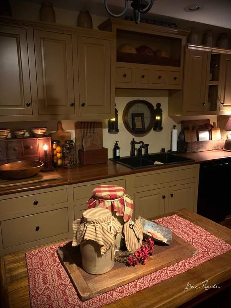 Primative Decor Diy, Primitive Colonial Kitchen, Primitive Homes Interiors, Crock Decor, Gail Reeder, Primitive Country Kitchen, Colonial Kitchens, Modern Farmhouse Living Room Decor, Primative Decor