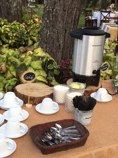 Estación de Cafe en Boda campestre Coffee Bar Display Ideas, Hot Tea Bar Station Party, Coffee Station Ideas Party, Coffee And Tea Bar Ideas Party, Coffee Bar Station Party, Coffee Bar Ideas For Wedding, Coffee Station Party, Coffee Bar Ideas For Party, Coffee Break Ideas