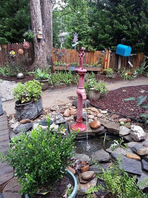 Old Hand Pump Fountain Farmhouse Pool, Old Water Pumps, Pump Fountain, Hand Water Pump, Diy Solar Fountain, Garden Water Fountains, Garden Water Feature, Diy Garden Fountains, Pool Renovation