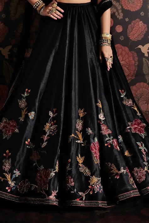 Traditional Saree Blouse Designs, Black Embroidered Blouse, Ridhi Mehra, Bride Ideas, Net Embroidery, Black Lehenga, Choli Designs, Indian Dresses Traditional, Embroidered Lehenga