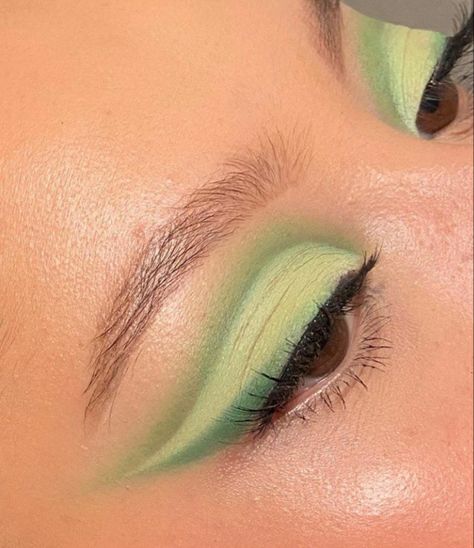 Euphoria Green Makeup, Sage Green Eye Makeup, Light Green Eye Makeup, Sage Green Makeup Look, Light Green Makeup, Under Eye Shadow, Fun Eyeshadow Looks, Green Makeup Looks, Green Eyeshadow Looks