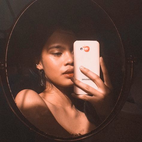 Vanity Selfie Instagram, Small Mirror Selfie, Moody Mirror, Mirror Board, Mirror Shots, Creative Photoshoot, Creative Photoshoot Ideas, Mirror Photo, Photography Poses Women