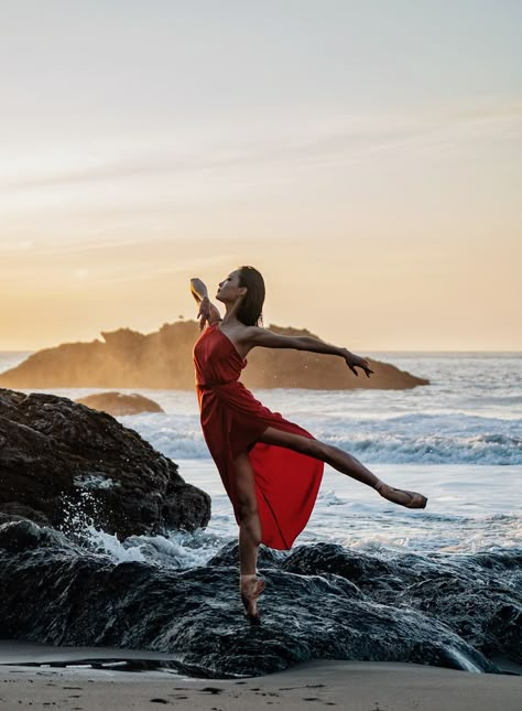 Beach Dance Photography, Outdoor Dance Photography, Dance Pose Ideas, Ballerina Photo, Photo On The Beach, Dance Photoshoot Ideas, Ballroom Dance Photography, Ballerina Poses, Beach San Francisco