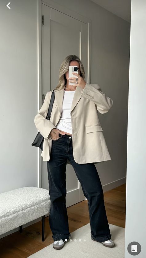 Outfit With Baggy Jeans, Jeans Women Outfit, Beige Blazer Outfit, Style Adidas Samba, Adidas Samba Women, Samba Outfit Ideas, Adidas Samba Outfits, Samba White, Adidas Samba White