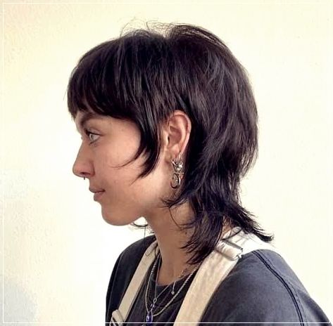 Mullet cut: everything you need to know about this bold, fashionable hairstyle in 2024 Shag Mullet Straight Hair Short, Mullet On Straight Hair, Queer Haircut Straight Hair, Mullet Women Straight Hair, Grown Out Mullet Women, Shaggy Mullet Straight Hair, Mullet Hairstyle Straight Hair, Straight Hair Mullet Woman, Shullet Cut