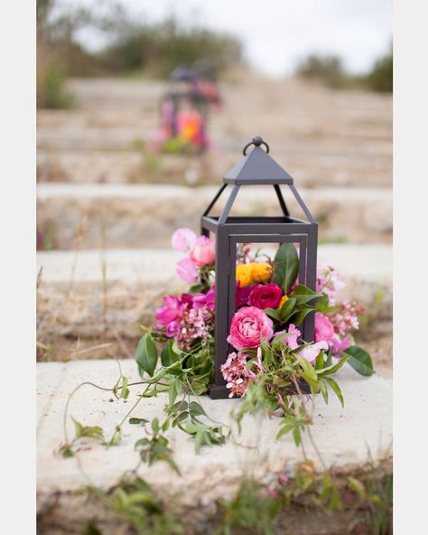 30 Gorgeous Ideas For Decorating With Lanterns At Weddings Lantern With Flowers, Lanterns With Flowers, Lantern Centerpiece Wedding, Barn Wedding Decorations, Lantern Centerpieces, Rustic Romance, Wedding Pink, Wedding Lanterns, Purple Fire