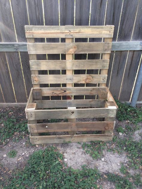 Building A Garden, Pallet Planters, Pallet Craft, Pallet Wood Projects, Strawberry Planter, Pallet Planter Box, Wooden Pallet Crafts, Outdoor Pallet Projects, Pallet Projects Garden