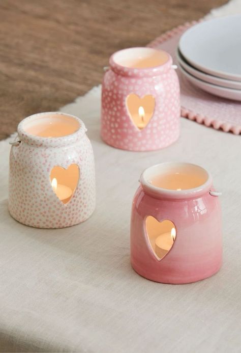 Pottery Designs Ideas Creative, Easy Cute Clay Ideas, Cute Candle Holders, Room Decor Shopping, Aesthetic Ceramic Art, Useful Ceramics Ideas, Clay Room Decor, Ceramic Art Ideas Creative, Valentines Pottery