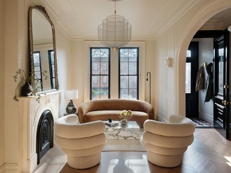 Parisian Sitting Room, Brownstone Tv Room, New York Brownstone Aesthetic Interior, Brownstone Homes Brooklyn, Brownstone Boys, Brooklyn Heights Brownstone, Tv Lounge, Jenner House, Bedroom Lounge