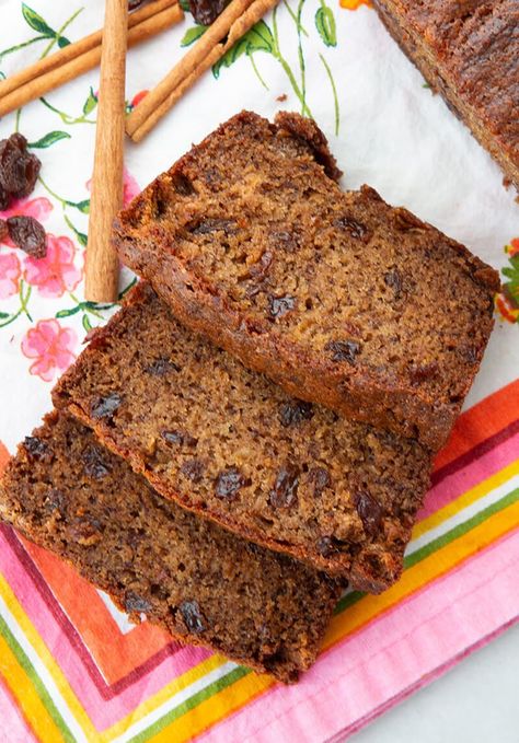 Raisin Banana Bread, Bread With Raisins, Sour Cream Banana Bread, Bread Cinnamon, Cinnamon Banana Bread, Raisin Cake, Delicious Banana Bread Recipe, Bread Banana, Zucchini Banana