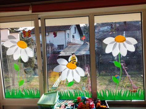 Kindergarten windows School Window Decorations, Classroom Window Decorations, Spring Classroom Decorations, Kindergarten Decorations, Classroom Window, Christmas Door Decorating Contest, Christmas Classroom Door, Spring Kindergarten, Door Decorating Contest