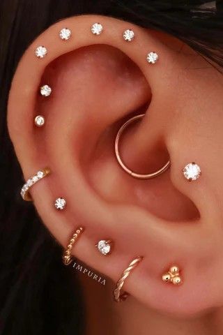 Where To Pierce Your Ear, Ear Piercings Ideas Simple, Diamond Ear Piercings, Piercings Ear Aesthetic, 5 Ear Piercings, Earring Piercing Ideas, Cartilage Piercing Ideas, New Ear Piercing, Ear Piercing Ideas