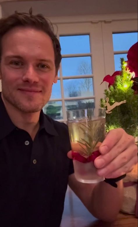 Sam Heughan Selfie, Sam Heughan Family, Sam Heughan Actor, Jamie Outlander, Sam Hueghan, Good Morning Breakfast, Sam Heughan Outlander, The Outlander, Outlander Series