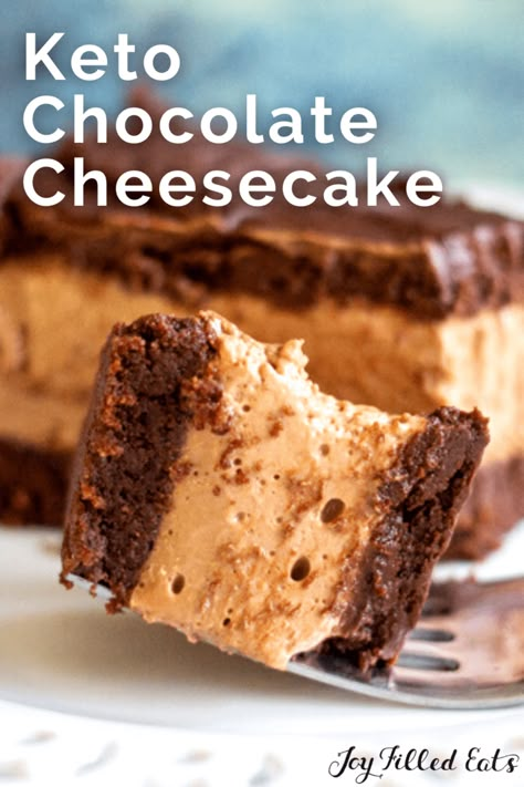 This Keto Chocolate Cheesecake is perfection! With layers of a brownie batter crust, luscious chocolate cheesecake, & chocolate ganache this is my favorite dessert in warm weather. It can be made ahead, and even tastes great right from the freezer. This easy recipe is low carb, keto, gluten free, grain free, sugar free, and Trim Healthy Mama friendly. Keto Chocolate Cheesecake, Dolce Poche Calorie, Chocolate Cheesecake Recipe, Keto Quiche, No Bake Chocolate Cheesecake, Postre Keto, Chocolate Cheesecake Recipes, Keto Treats, Desserts Keto